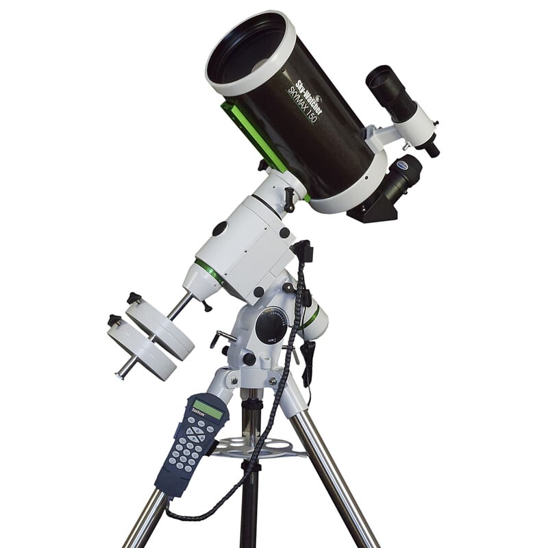 Skywatcher MC 150/1800 HEQ5 Maksutov telescoop SkyMax Pro SynScan GoTo 1 Skywatcher MC 150 1800 HEQ5 Maksutov telescoop SkyMax Pro SynScan GoTo 2 Skywatcher MC 150/1800 HEQ5 Maksutov-telescoop op HEQ-5 Pro SynScan GoTo-montering met stalen statief in zijaanzicht.