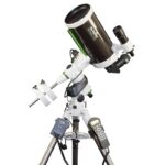 Skywatcher MC 150 1800 NEQ-5 Maksutov Telescoop SkyMax Pro SynScan GoTo (2) Skywatcher MC 150/1800 NEQ-5 Maksutov-telescoop op NEQ-5 Pro SynScan GoTo-montering met stalen statief in zijaanzicht.