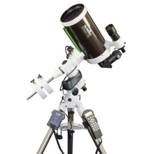Skywatcher MC 150/1800 NEQ-5 Maksutov-telescoop op NEQ-5 Pro SynScan GoTo-montering met stalen statief in zijaanzicht.