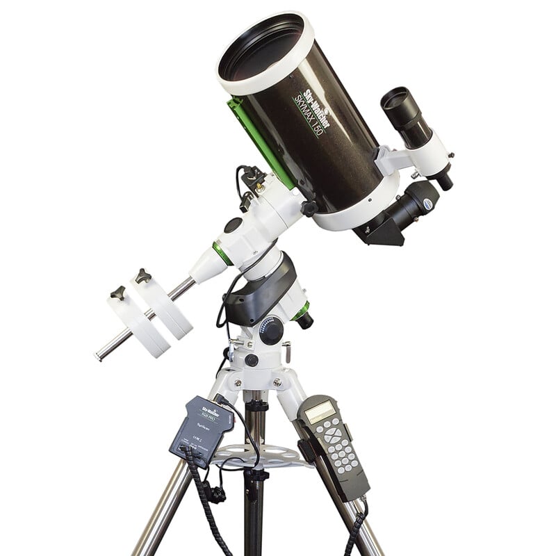 Skywatcher MC 150/1800 NEQ-5 Maksutov Telescoop SkyMax Pro SynScan GoTo 1 Skywatcher MC 150 1800 NEQ 5 Maksutov Telescoop SkyMax Pro SynScan GoTo 2 Skywatcher MC 150/1800 NEQ-5 Maksutov-telescoop op NEQ-5 Pro SynScan GoTo-montering met stalen statief in zijaanzicht.