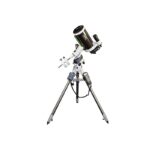 Skywatcher MC 150 1800 NEQ-5 Maksutov Telescoop SkyMax Pro SynScan GoTo (3) Skywatcher MC 150/1800 NEQ-5 complete GoTo-telescoopopstelling op driepootstatief frontaal opgesteld voor observatie.