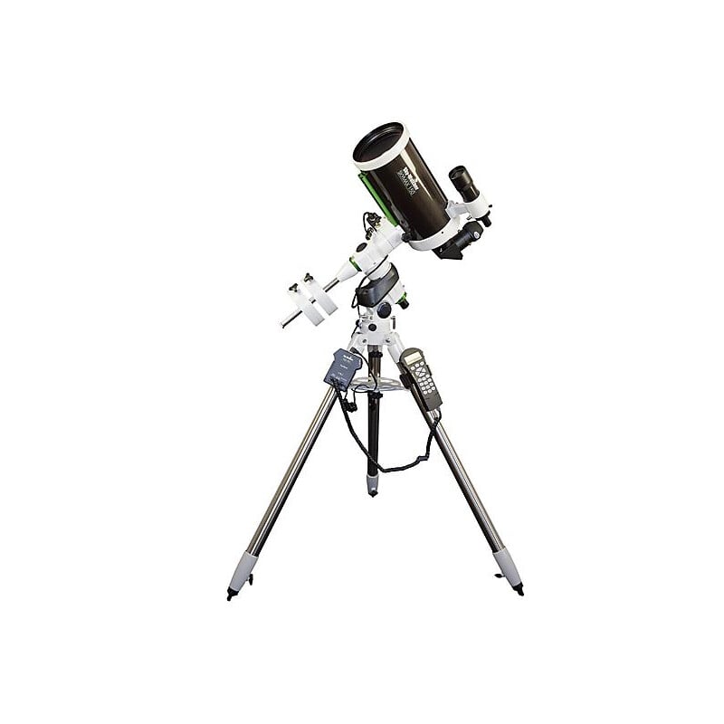 Skywatcher MC 150/1800 NEQ-5 Maksutov Telescoop SkyMax Pro SynScan GoTo 2 Skywatcher MC 150 1800 NEQ 5 Maksutov Telescoop SkyMax Pro SynScan GoTo 3 Skywatcher MC 150/1800 NEQ-5 complete GoTo-telescoopopstelling op driepootstatief frontaal opgesteld voor observatie.