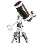 Skywatcher MC 180 2700 180 EQ5 Maksutov telescoop SkyMax Pro SynScan GoTo (2) Skywatcher MC 180 2700 180 EQ5 Maksutov-telescoop op NEQ-5 Pro SynScan GoTo-montering met stalen statief in zijaanzicht.