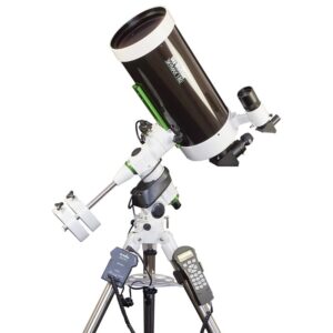 Skywatcher MC 180 2700 180 EQ5 Maksutov-telescoop op NEQ-5 Pro SynScan GoTo-montering met stalen statief in zijaanzicht.