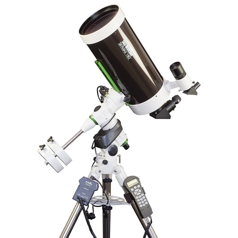 Skywatcher MC 180/2700 180 EQ5 Maksutov telescoop SkyMax Pro SynScan GoTo 1 Skywatcher MC 180 2700 180 EQ5 Maksutov telescoop SkyMax Pro SynScan GoTo 2 Skywatcher MC 180 2700 180 EQ5 Maksutov-telescoop op NEQ-5 Pro SynScan GoTo-montering met stalen statief in zijaanzicht.