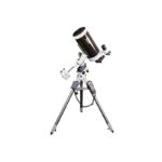 Skywatcher MC 180 2700 180 EQ5 Maksutov telescoop SkyMax Pro SynScan GoTo (3) Skywatcher MC 180 2700 180 EQ5 Maksutov-telescoop op NEQ-5 Pro SynScan GoTo-montering met stalen statief in zijaanzicht.