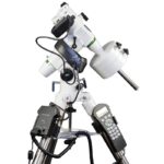 Skywatcher MC 180 2700 180 EQ5 Maksutov telescoop SkyMax Pro SynScan GoTo (6) Skywatcher MC 180 2700 180 EQ5 complete GoTo-telescoopopstelling op driepootstatief frontaal opgesteld voor observatie.