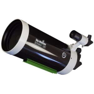 Skywatcher MC 180/2700 180 Maksutov SkyMax Pro OTA schuin zijaanzicht met 9x50-zoeker en Vixen-zwaluwstaart.