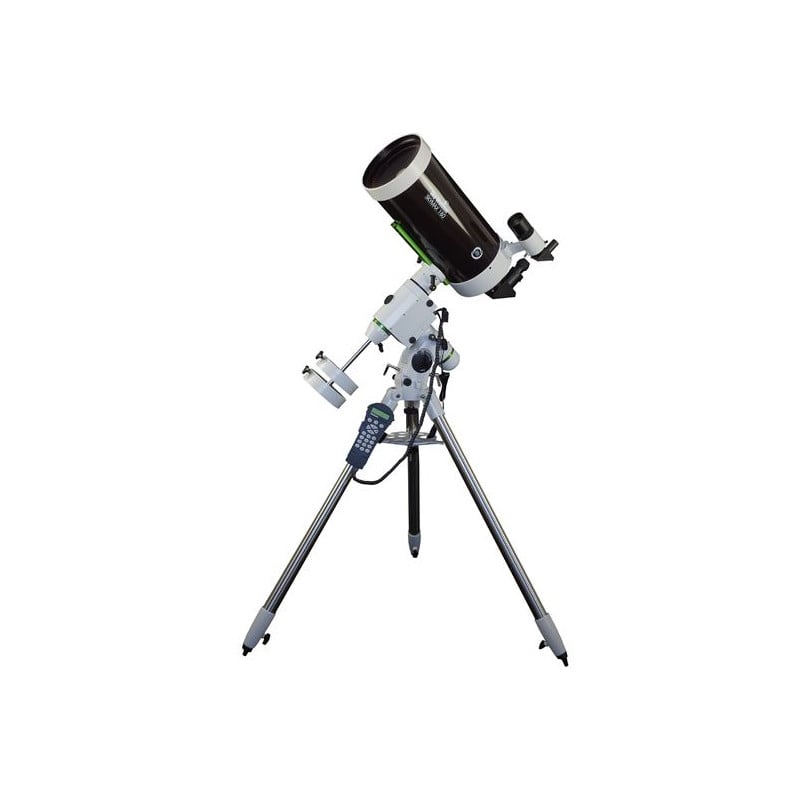 Skywatcher MC 180/2700 80 HEQ5 Maksutov Telescoop SkyMax Pro SynScan GoTo 2 Skywatcher MC 180 2700 80 HEQ5 Maksutov Telescoop SkyMax Pro SynScan GoTo 2 Skywatcher MC 180/2700 80 HEQ5 complete GoTo-telescoopopstelling op driepootstatief frontaal opgesteld voor observatie.