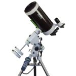 Skywatcher MC 180 2700 80 HEQ5 Maksutov Telescoop SkyMax Pro SynScan GoTo (3) Skywatcher MC 180/2700 80 HEQ5 Maksutov-telescoop op HEQ-5 Pro SynScan GoTo-montering met stalen statief in zijaanzicht.