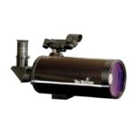 Skywatcher MC 90/1250 compacte SkyMax Maksutov-OTA met 90° diagonaal en red dot-zoeker, zijaanzicht.