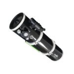 Skywatcher MN 190 1000 Maksutov-Newton Telescoop Explorer DS Pro OTA (1) Skywatcher MN 190/1000 Maksutov-Newton OTA in zijaanzicht met 8x50 hoekzoeker, 2 inch Crayford-focuser en buisringen op Vixen-zwaluwstaart.