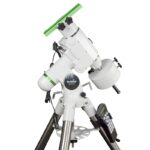 Skymax 180 Pro HEQ5 Pro SynScan detailfoto van HEQ5 Pro equatoriale montering met contragewichten, klemmen en handcontroller op witte achtergrond.