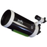 Skymax 180 Pro HEQ5 Pro SynScan Maksutov-Cassegrain OTA close-up met 9x50 zoeker en zwarte buis met witte accenten op witte achtergrond.