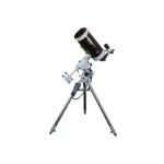Skymax 180 Pro HEQ5 Pro SynScan Maksutov-Cassegrain volledig opgesteld op HEQ5 Pro montering met statief, zijaanzicht op witte achtergrond.