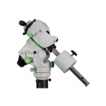 Skywatcher Montering Star Adventurer GTi Wi-Fi GoTo SET (3) Skywatcher Montering Star Adventurer GTi Wi-Fi GoTo montering schuine aanzicht met groene stelknoppen en contragewicht.