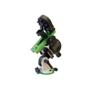 Skywatcher Montering Star Adventurer Mini Wi-Fi Astro-Set zijaanzicht op poolhoogtewig met gemonteerde DSLR-camera.