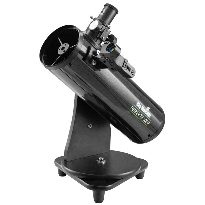 Skywatcher N 100/400 Heritage DOB Telescoop 1 Skywatcher N 100 400 Heritage DOB Telescoop 1 Skywatcher N 100/400 Heritage DOB compacte tafel-Dobson telescoop zijaanzicht met zwarte buis en red dot-zoeker.