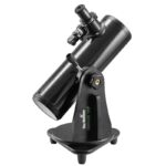 Skywatcher N 100 400 Heritage DOB Telescoop (2) Skywatcher N 100/400 Heritage DOB reizigers-telescoop schuin vooraanzicht op houten tafelmontering met oculair en zoeker.