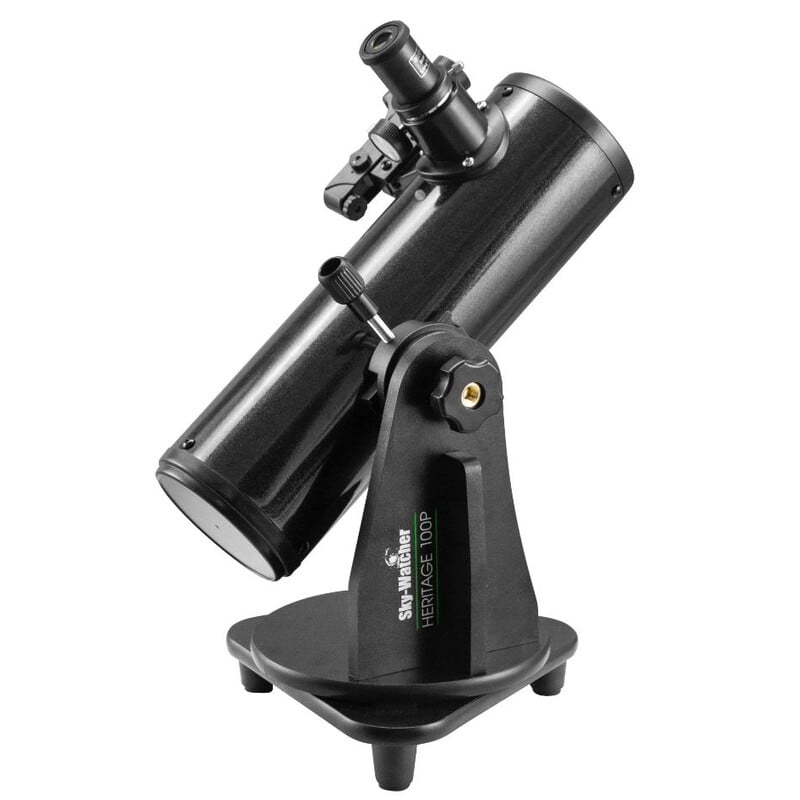 Skywatcher N 100/400 Heritage DOB Telescoop 2 Skywatcher N 100 400 Heritage DOB Telescoop 2 Skywatcher N 100/400 Heritage DOB reizigers-telescoop schuin vooraanzicht op houten tafelmontering met oculair en zoeker.