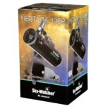 Skywatcher N 100 400 Heritage DOB Telescoop (4) Skywatcher N 100/400 Heritage DOB telescoop productverpakking met afbeelding van de zwarte tafel-Dobson onder sterrenhemel.