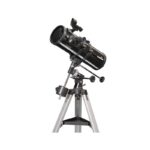 Skywatcher N 114/500 SkyHawk EQ-1 zijaanzicht van telescoop met focuser en statief