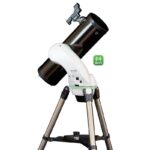 Skywatcher N 114/500 Skyhawk-1145P AZ-Go2 zijaanzicht van telescoop met focuser en statief