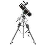 Skywatcher N 130 650 130PDS EQM-35 Telescoop Explorer PRO SynScan GoTo (2) Skywatcher N 130/650 130PDS EQM-35 complete GoTo-telescoopopstelling op driepootstatief frontaal opgesteld voor observatie.