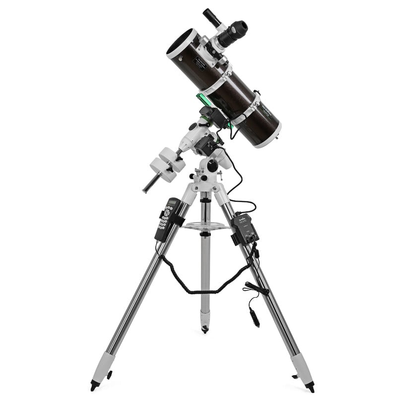 Skywatcher N 130/650 130PDS EQM-35 Telescoop Explorer PRO SynScan GoTo 2 Skywatcher N 130 650 130PDS EQM 35 Telescoop Explorer PRO SynScan GoTo 2 Skywatcher N 130/650 130PDS EQM-35 complete GoTo-telescoopopstelling op driepootstatief frontaal opgesteld voor observatie.