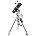 Skywatcher N 130 650 130PDS EQM-35 Telescoop Explorer PRO SynScan GoTo (4) Skywatcher N 130/650 130PDS EQM-35 complete GoTo-telescoopopstelling op driepootstatief frontaal opgesteld voor observatie.
