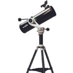 Skywatcher N 130/650 Explorer-130PS AZ-5 zijaanzicht van telescoop met focuser en statief