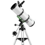 Skywatcher N 130/650 Newton-telescoop op Starquest EQ-montering met aluminium statief, tegengewicht en red dot-zoeker.