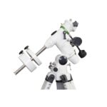 Skywatcher N 150/1200 150PL EQ3-2 overzicht van verschillende telescooptypes en hun afmetingen naast een persoon