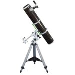 Skywatcher N 150/1200 150PL EQ3-2 zijaanzicht van telescoop met focuser en statief