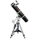 Skywatcher N 150 1200 150PL EQ3 Telescoop Explorer Pro SynScan GoTo (3) Skywatcher N 150/1200 150PL EQ3 zijaanzicht van telescoop met focuser en statief