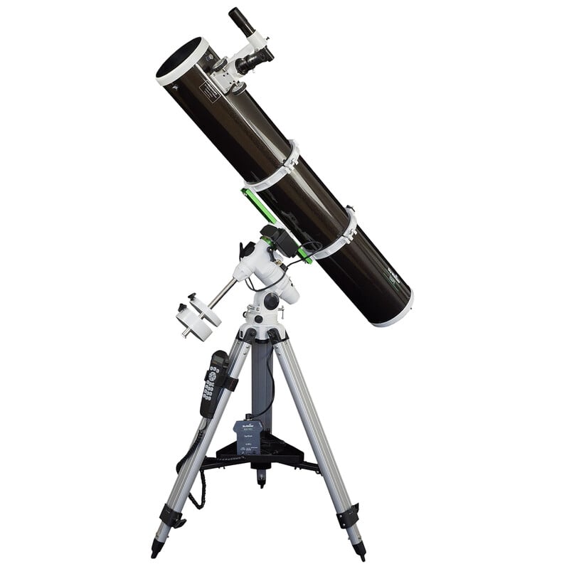 Skywatcher N 150/1200 150PL EQ3 Telescoop Explorer Pro SynScan GoTo 2 Skywatcher N 150 1200 150PL EQ3 Telescoop Explorer Pro SynScan GoTo 3 Skywatcher N 150/1200 150PL EQ3 zijaanzicht van telescoop met focuser en statief