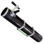 Skywatcher N 150/1200 150PL Newton-telescoopbuis met 6x30-zoeker, buisringen en groene Vixen-zwaluwstaart, zijaanzicht.