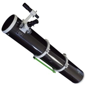 Skywatcher N 150/1200 150PL Newton-telescoopbuis met 6x30-zoeker, buisringen en groene Vixen-zwaluwstaart, zijaanzicht.