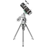 Skywatcher N 150 600 Quattro-150P HEQ-5 Telescoop Pro SynScan GoTo (4) Skywatcher N 150/600 Quattro-150P HEQ-5 astrofotografie-opstelling recht van voren op statief met contragewichten en SynScan.