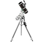 Skywatcher N 150 600 Quattro-150P HEQ-5 Telescoop Pro SynScan GoTo (5) Skywatcher N 150/600 Quattro-150P HEQ-5 telescoop op HEQ-5-montering schuin van boven gezien met buis en poolzoeker.