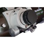 Skywatcher N 150 600 Quattro-150P HEQ-5 Telescoop Pro SynScan GoTo (7) Skywatcher N 150/600 Quattro-150P HEQ-5 Newton-buis met handgreep, 2" focuser en Vixen-zwaluwstaart op witte achtergrond.