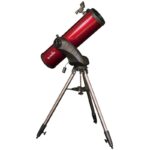 Skywatcher N 150/750 P1 50i zijaanzicht van complete telescoop op driepootstatief met enkelarmige azimutale montering.