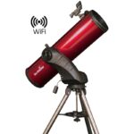 Skywatcher N 150/750 P1 50i rode Newton-telescoop op Star Discovery WiFi GoTo-montering met stalen statief en wifi-icoon.