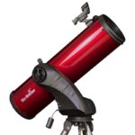 Skywatcher N 150/750 P1 50i close-up van rode Newton-buis met focuser en red dot-zoeker op Star Discovery-montering.