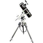 Skywatcher N 150 750 PDS BD EQ5 Telescoop Explorer Pro SynScan GoTo (2) Skywatcher N 150/750 PDS BD EQ5 complete Newton-telescoop op NEQ-5 Pro SynScan GoTo-montering met stalen statief in zijaanzicht.
