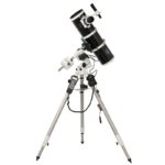 Skywatcher N 150 750 PDS BD EQM-35 Telescoop Explorer PRO SynScan GoTo (1) Skywatcher N 150/750 PDS BD EQM-35 Newton-telescoop op EQM-35 Pro SynScan GoTo-montering met stalen statief in zijaanzicht.