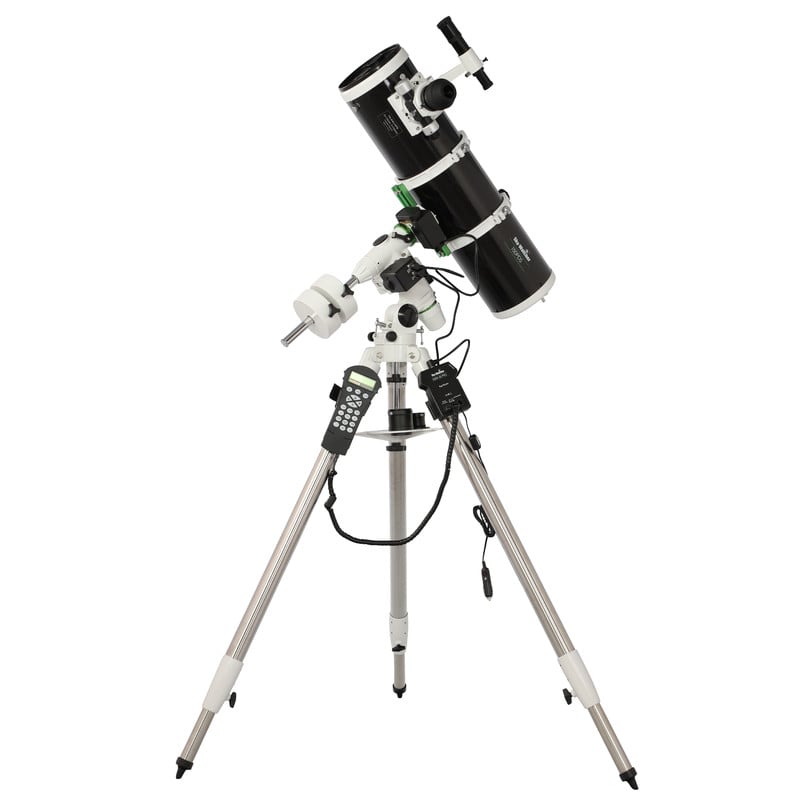 Skywatcher N 150/750 PDS BD EQM-35 Telescoop Explorer PRO SynScan GoTo 2 Skywatcher N 150 750 PDS BD EQM 35 Telescoop Explorer PRO SynScan GoTo 1 Skywatcher N 150/750 PDS BD EQM-35 Newton-telescoop op EQM-35 Pro SynScan GoTo-montering met stalen statief in zijaanzicht.