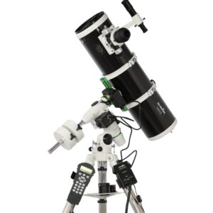 Skywatcher N 150/750 PDS BD EQM-35 complete GoTo-telescoopopstelling op driepootstatief frontaal opgesteld voor observatie.