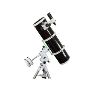 Skywatcher N 200/1000 200P EQ5 complete Newton-telescoop op EQ5 equatoriale montering met stalen statief en contragewichten in zijaanzicht.