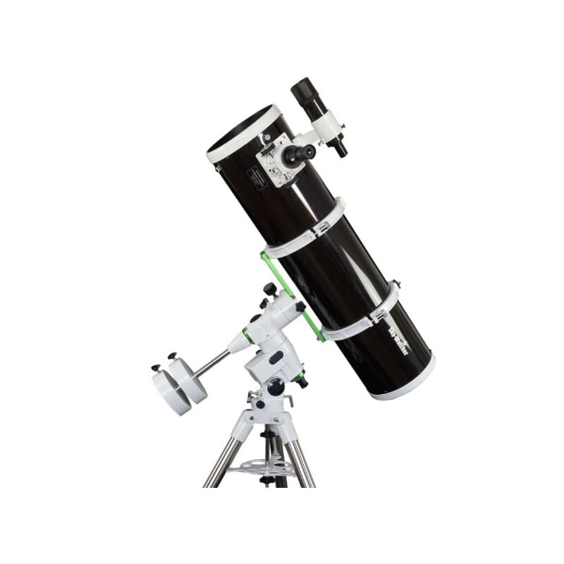 Skywatcher N 200/1000 200P EQ5 Telescoop Explorer 1 Skywatcher N 200 1000 200P EQ5 Telescoop Explorer 2 Skywatcher N 200/1000 200P EQ5 complete Newton-telescoop op EQ5 equatoriale montering met stalen statief en contragewichten in zijaanzicht.
